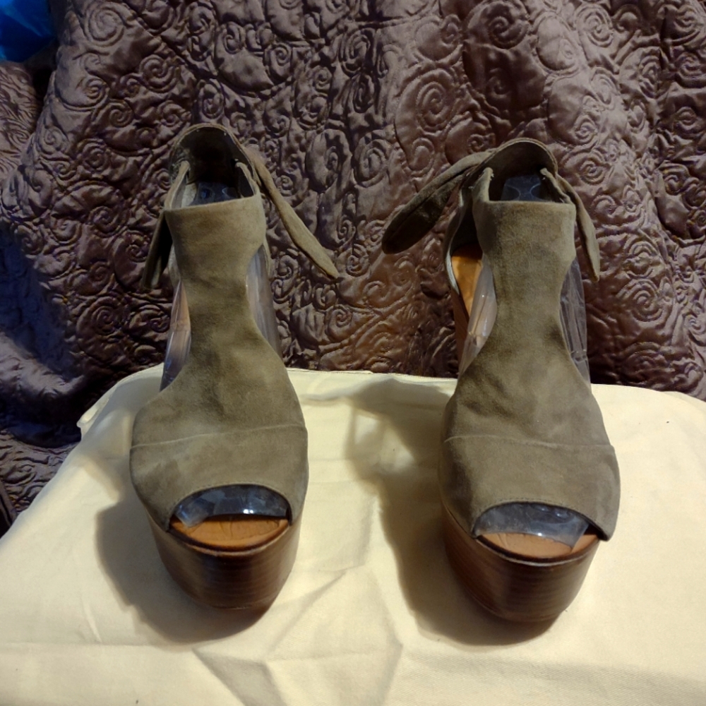 👠7 for all Mankind Wedge, size 9M👠